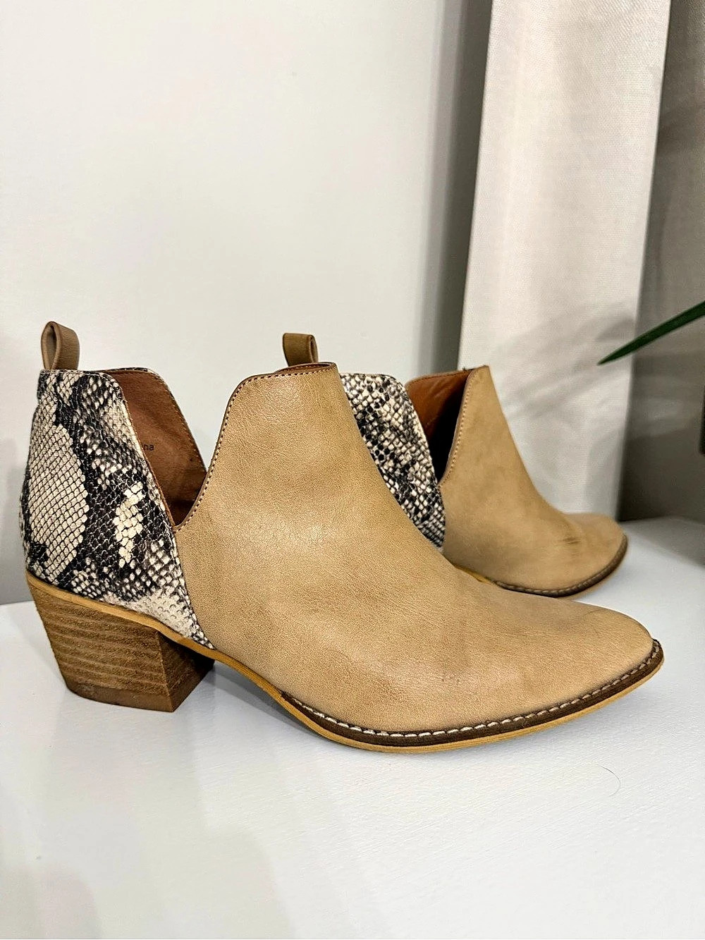 Pointed Toe Snake Print Ankle Boots US 7.5